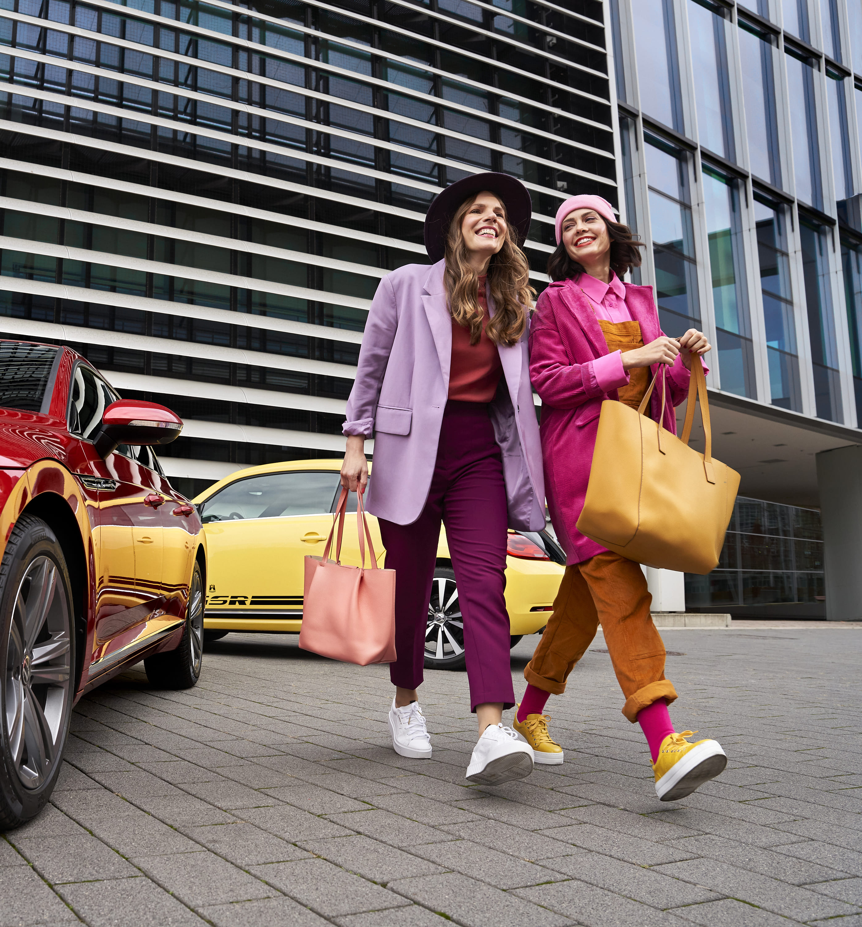 Due donne di fianco ad una vettura Volkswagen