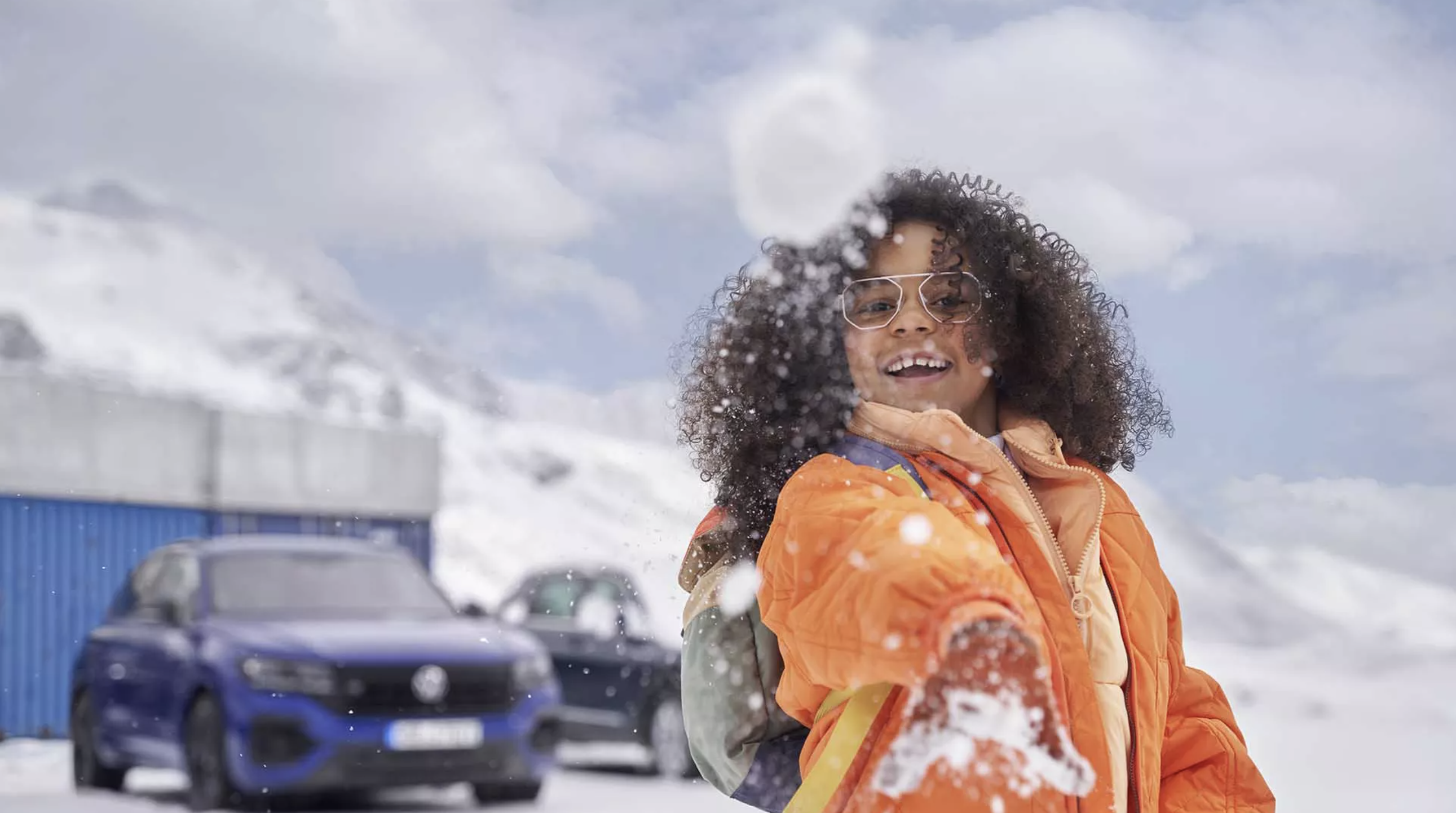 Bambina gioca con la neve