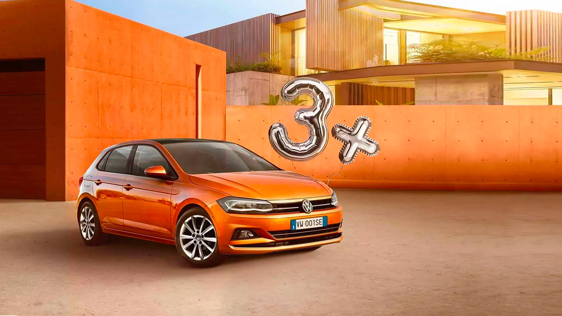 Volkswagen Polo arancione parcheggiata con i palloncini 3 + argentati 