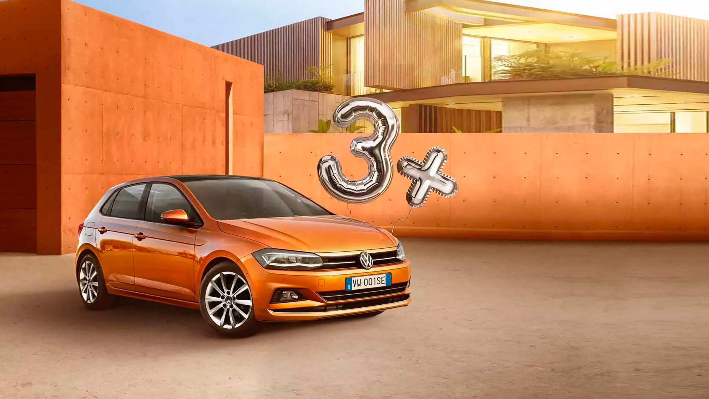 Polo arancione con palloncini argento argento che formano la scritta 3 più