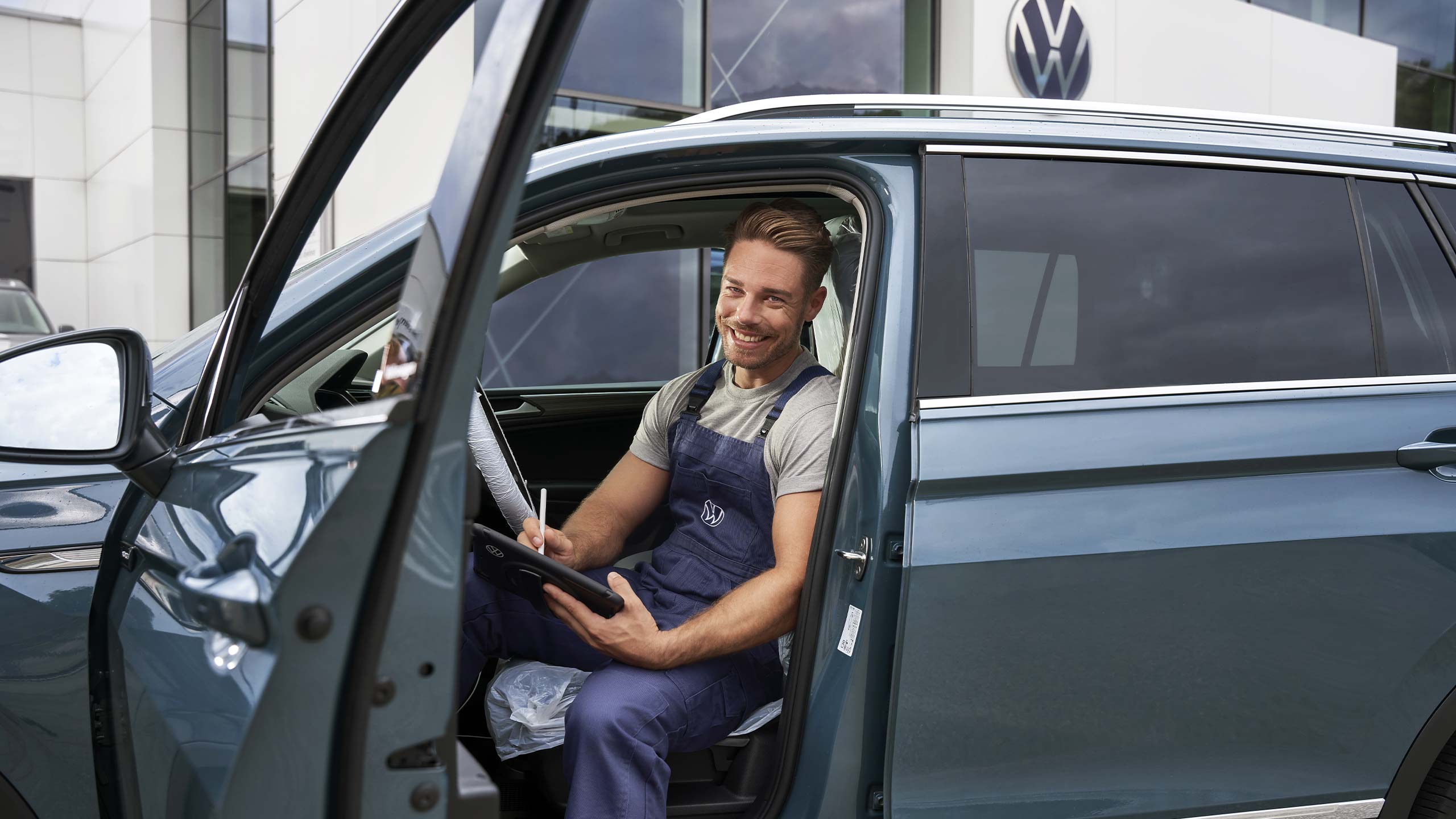 Un addetto Volkswagen Service durante una revisione auto