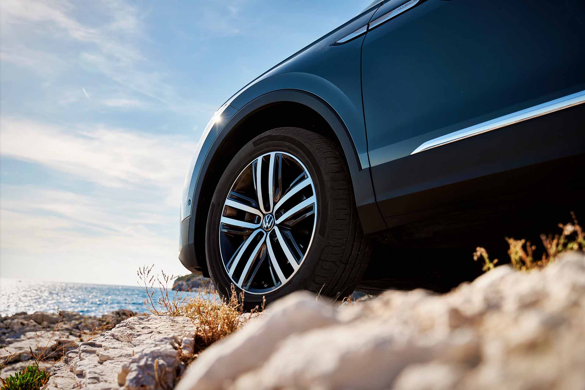 Dettaglio cerchio nero di una vettura Volkswagen