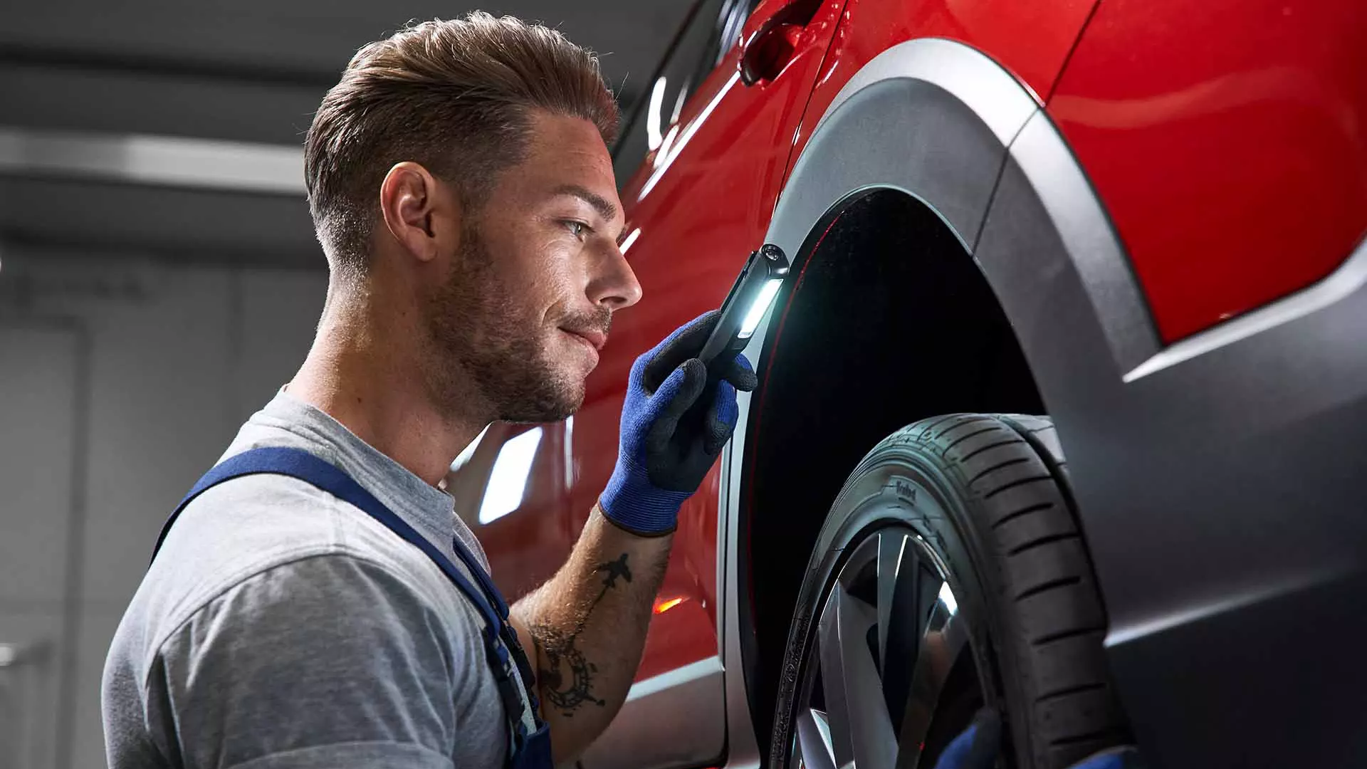 Dettaglio penumatico di una vettura Volkswagen
