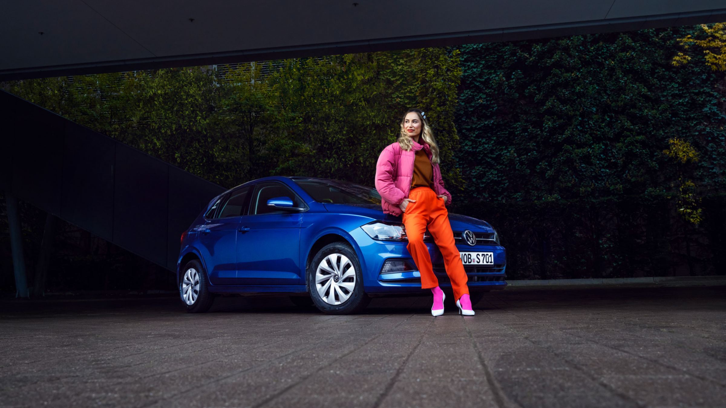 Primo piano di donna con Volkswagen Polo sullo sfondo