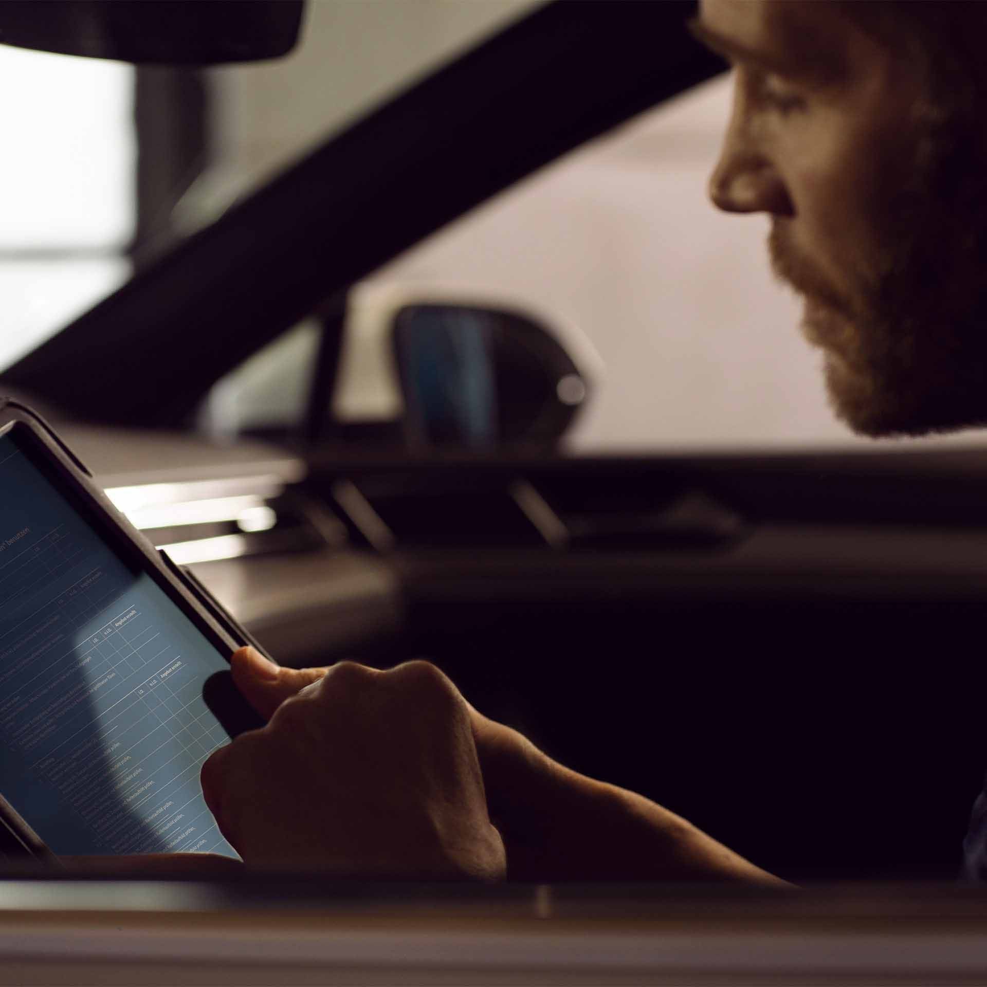 Un meccanico di Volkswagen Service intento a compilare una check list.