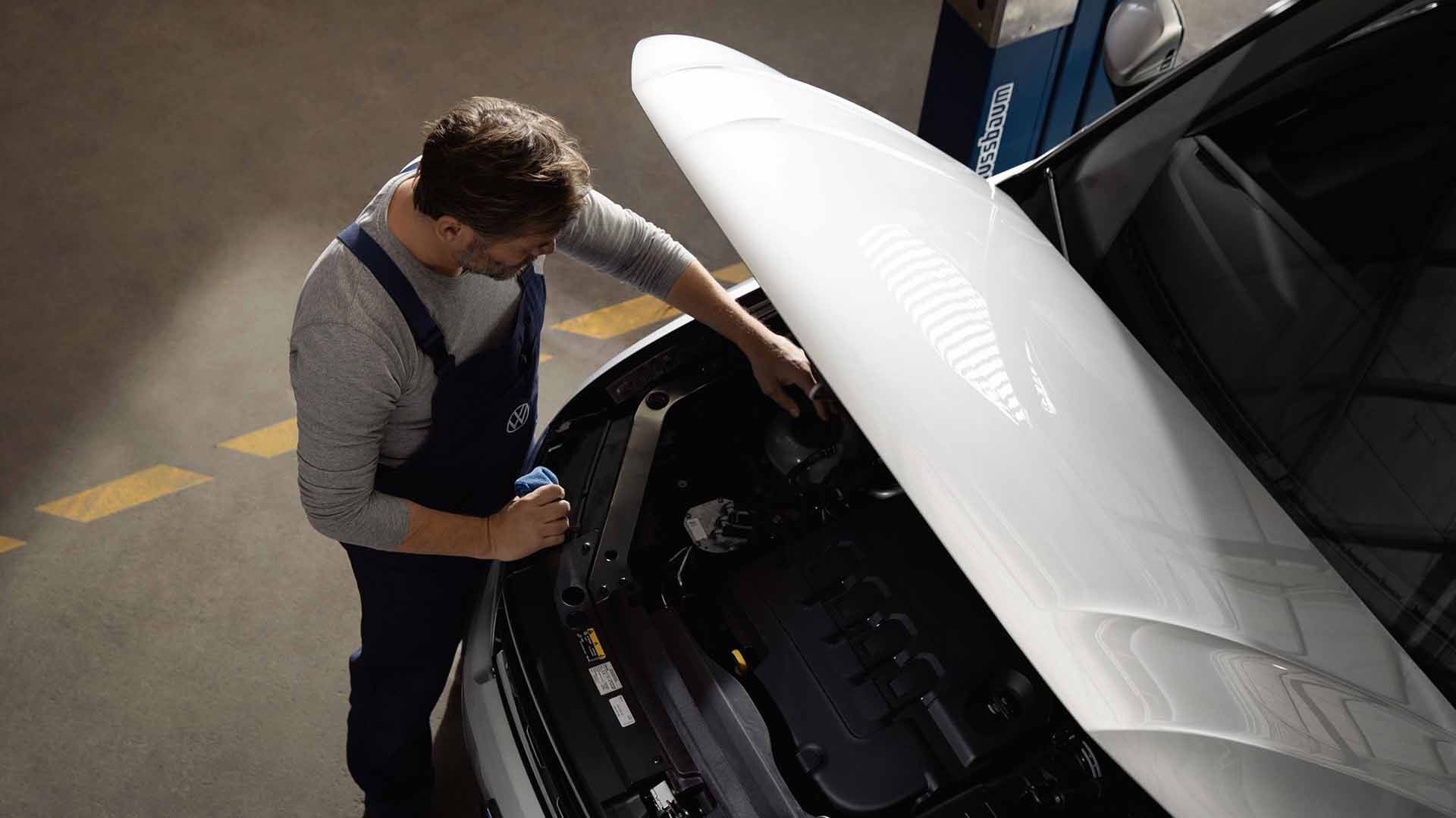 Un meccanico di Volkswagen Service mentre effettua il controllo di un veicolo.